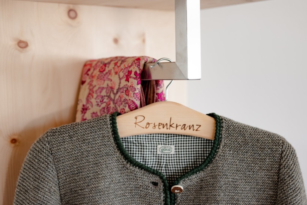 Kleingarderobe aus Zirbe von Rosenkranz // PhotoCredit: Wolfgang Spekner