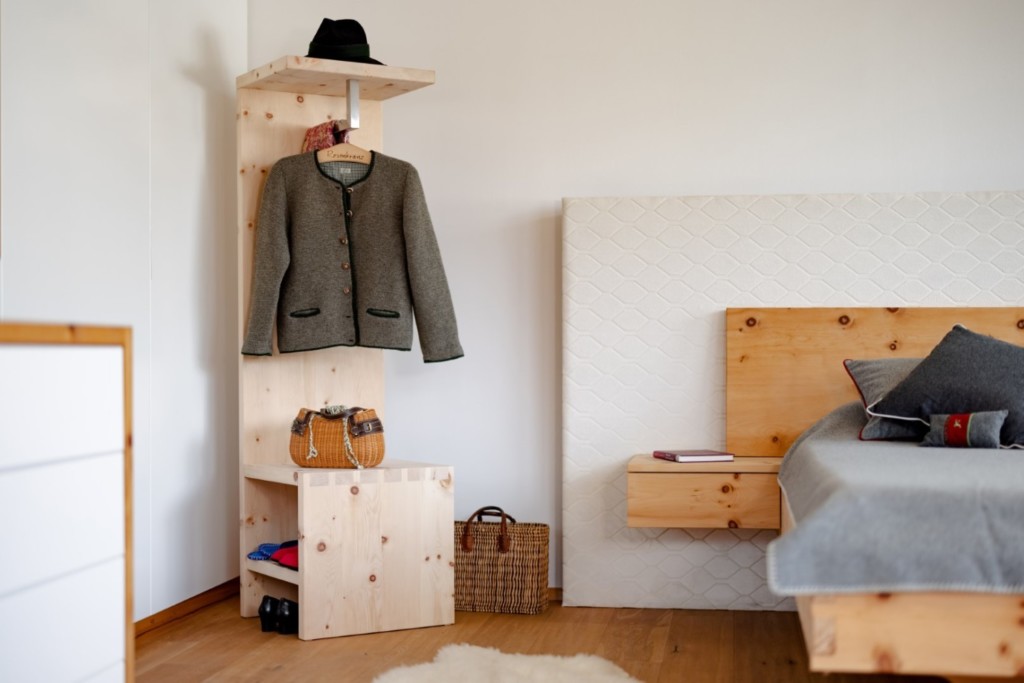 Kleingarderobe aus Zirbe von Rosenkranz // PhotoCredit: Wolfgang Spekner