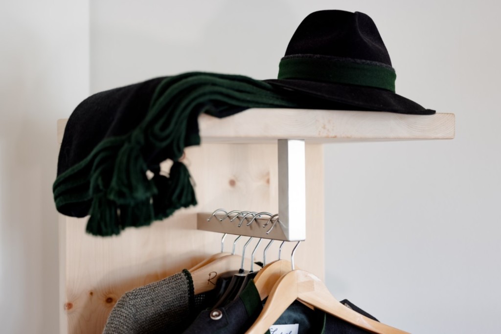 Kleingarderobe aus Zirbe von Rosenkranz // PhotoCredit: Wolfgang Spekner